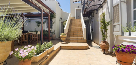 NIRIIDES GUEST HOUSE